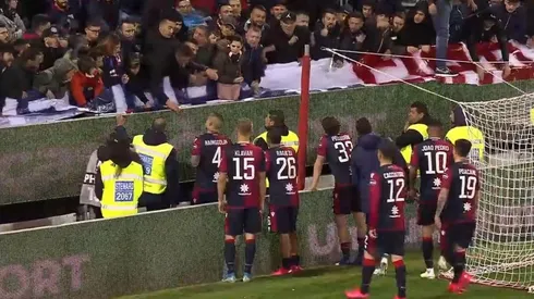 El momento del "diálogo" entre jugadores e hinchas.