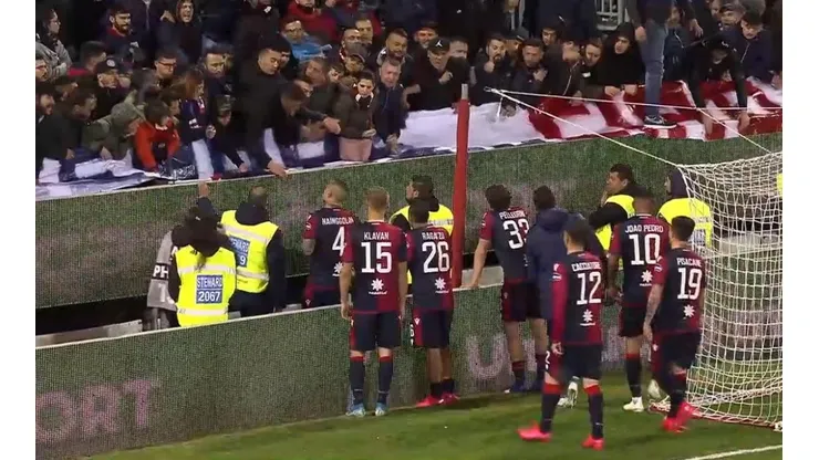 El momento del "diálogo" entre jugadores e hinchas.