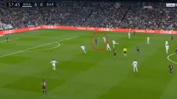 Busquets metió un pase en Modo Dios, pero Messi perdió en su primer mano a mano con Courtois
