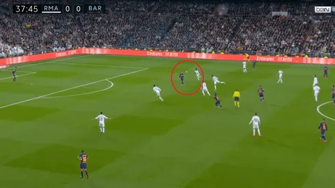 Busquets metió un pase en Modo Dios, pero Messi perdió en su primer mano a mano con Courtois