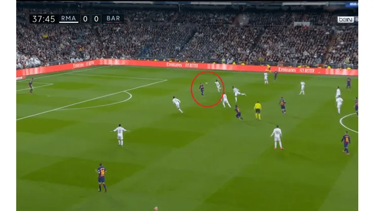 Busquets metió un pase en Modo Dios, pero Messi perdió en su primer mano a mano con Courtois