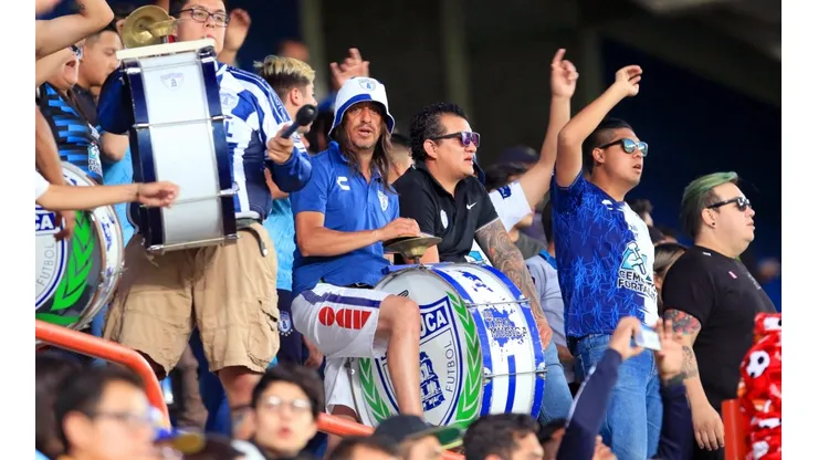 La afición de ambos clubes aplaudió tras el homenaje al periodista