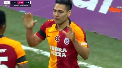 El festejo de Radamel Falcao tras anotar su séptimo gol en la Superliga de Turquía.