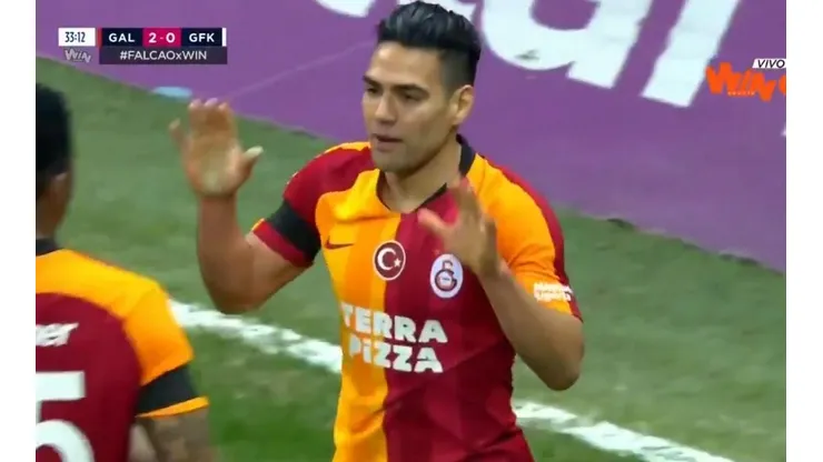 El festejo de Radamel Falcao tras anotar su séptimo gol en la Superliga de Turquía.