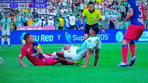 El terrible planchazo de Jefferson Duque: roja directa y a las duchas