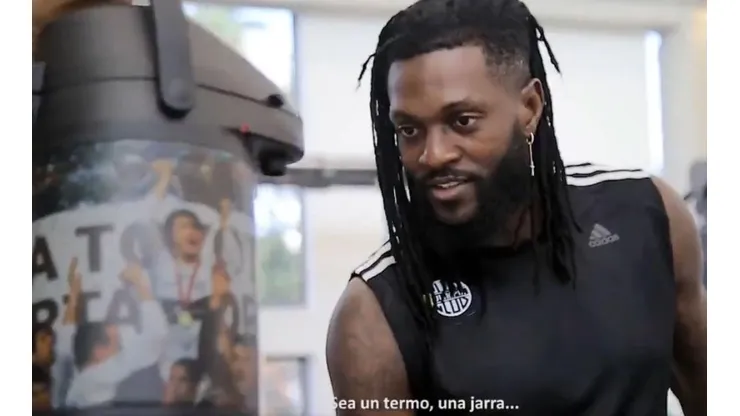 La cara de Adebayor tomando tereré es todo lo que está bien