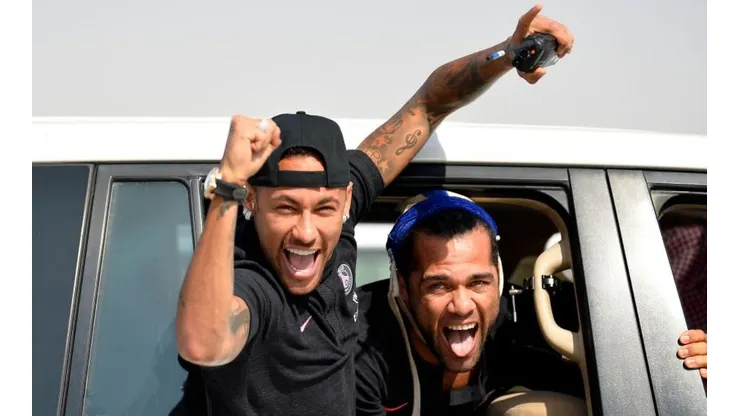 Dani Alves subió una foto de joven y Neymar explotó de risa