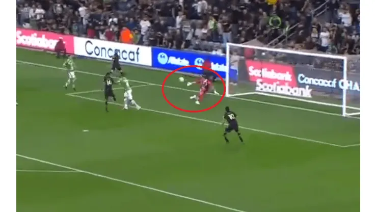 ¡Impresionante! La doble atajada de Cota