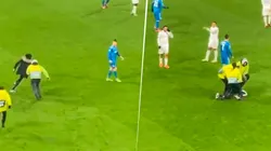 Cristiano empujó a un fanático que entró al campo para pedirle una selfie