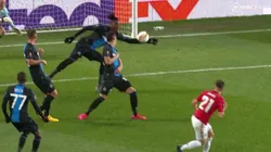 Video: el defensor pensó que era el arquero y nos regaló la mano más insólita del mes