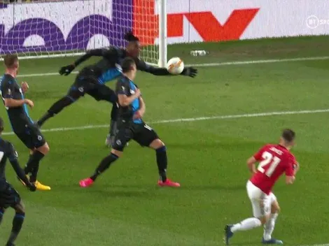 Video: el defensor pensó que era el arquero y nos regaló la mano más insólita del mes