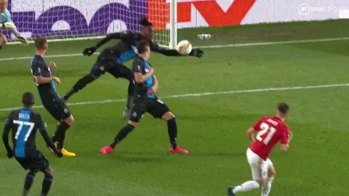 Video: el defensor pensó que era el arquero y nos regaló la mano más insólita del mes