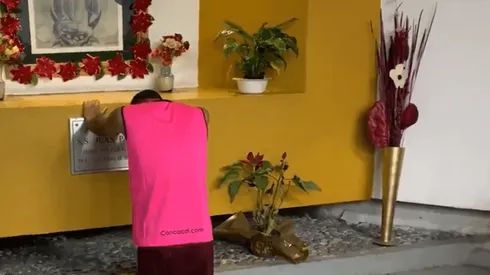 Jugador de Comunicaciones le llora a la Virgen de Guadalupe