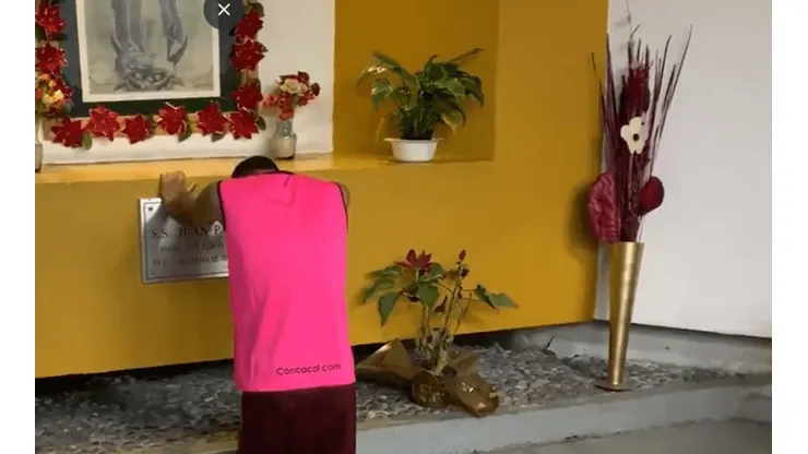 Jugador de Comunicaciones le llora a la Virgen de Guadalupe