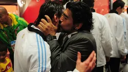 Foto de Diego Maradona besando a Carlos Tevez.