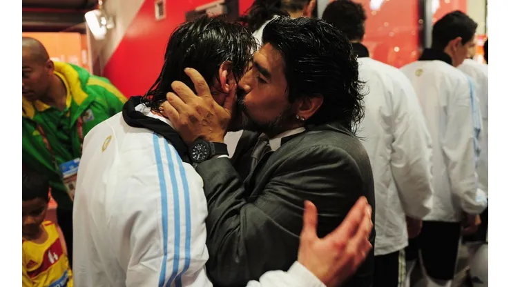 Foto de Diego Maradona besando a Carlos Tevez.