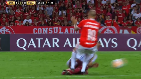 D'Alessandro llegó a destiempo, metió un duro planchazo y vio la roja