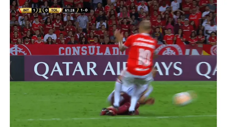 D'Alessandro llegó a destiempo, metió un duro planchazo y vio la roja