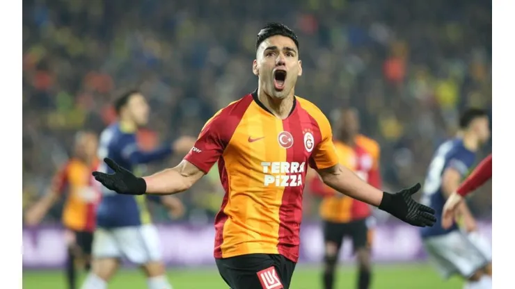 Radamel Falcao y sus celebración tras anotarle gol al Fenerbahçe en el clásico turco.