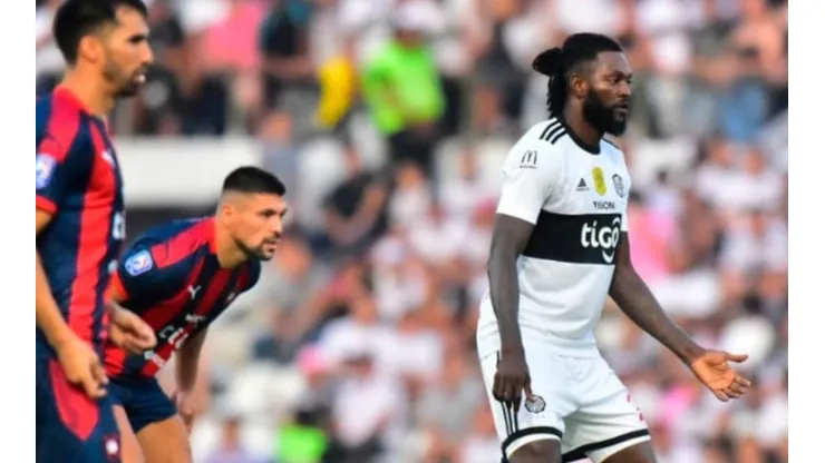 El primer posteo de Adebayor tras debutar con Olimpia