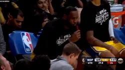 Está loco: LeBron le robó su trago a un fanático en pleno partido