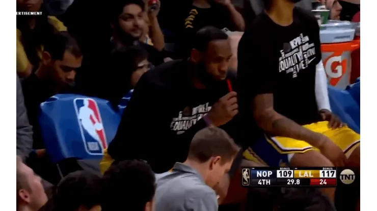 Está loco: LeBron le robó su trago a un fanático en pleno partido