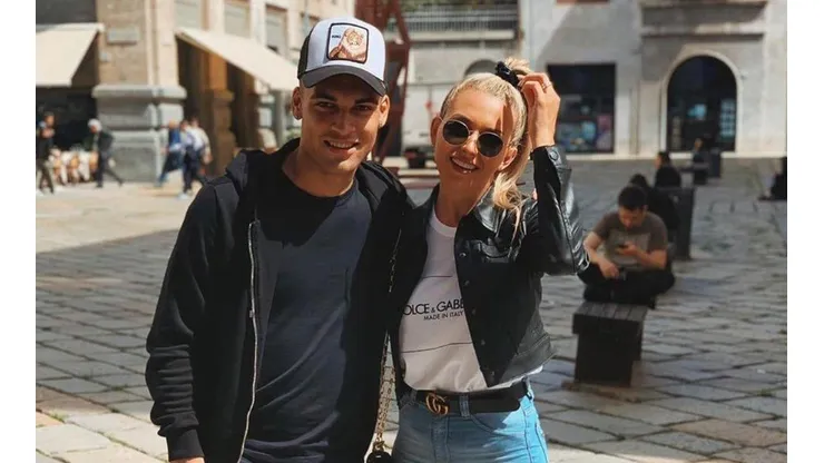 Foto de Lautaro Martínez con su pareja.