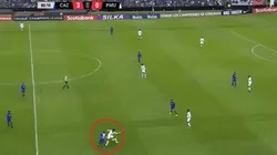 Lo dejó sentado: Misael Domínguez humilló al rival con un impresionante túnel