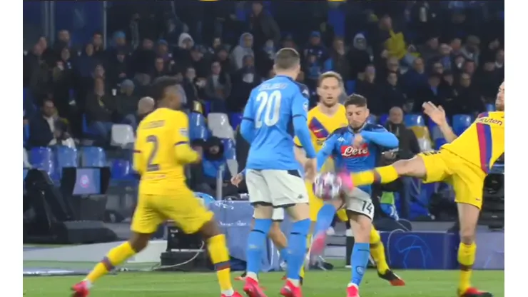 El planchazo de Busquets por el que Mertens se fue lesionado