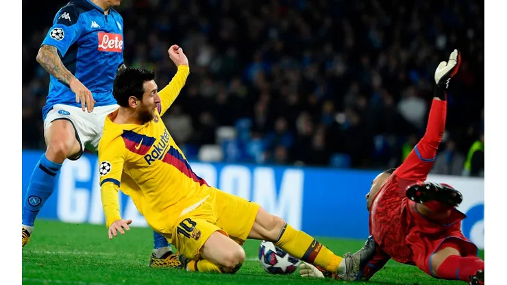 Messi le clavó los tapones en el pecho a Ospina, pero el árbitro lo perdonó