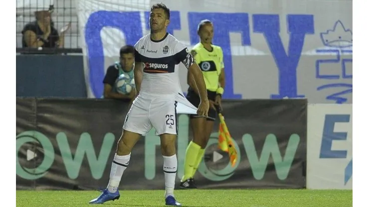 El festejo de Lucas Licht luego de su golazo.