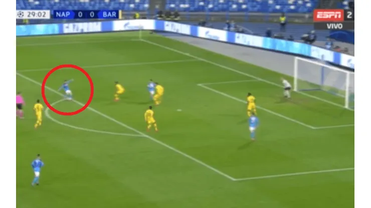 ¡Napoli sorprendió al Barça! Mertens se acomodó y clavó un golazo al ángulo