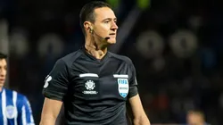 Wilmar Roldán, árbitro colombiano con escarapela FIFA.