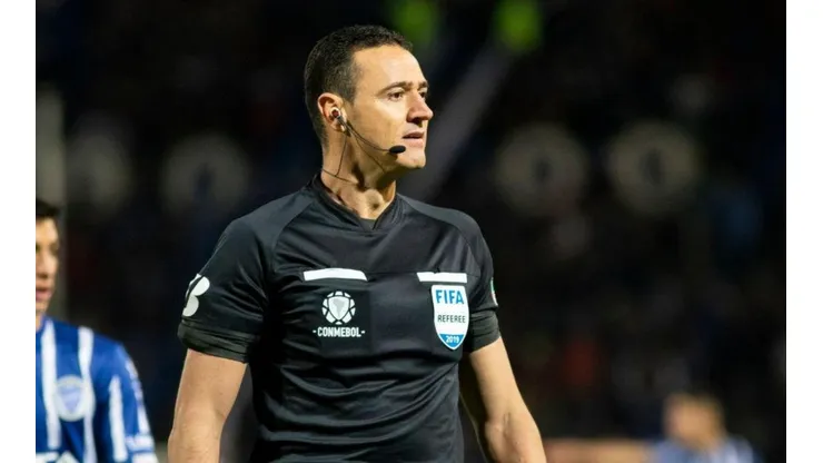 Wilmar Roldán, árbitro colombiano con escarapela FIFA.