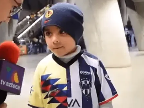 ¡Va por los dos! El niño que usa playera compartida