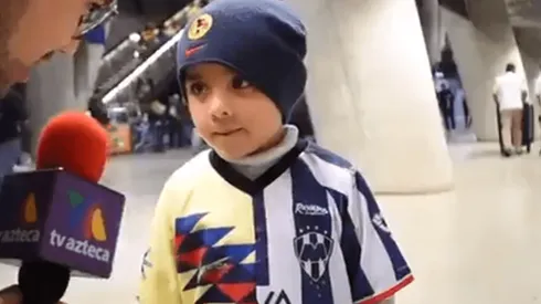 ¡Va por los dos! El niño que usa playera compartida