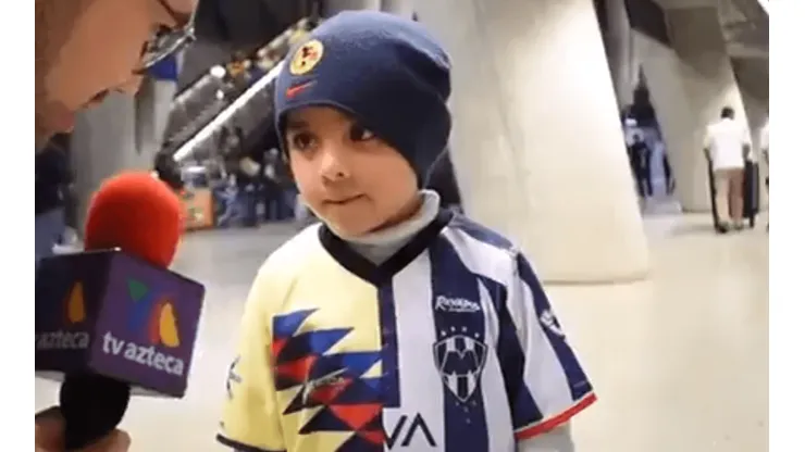 ¡Va por los dos! El niño que usa playera compartida