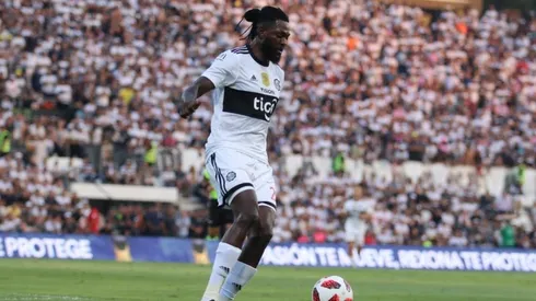 Adebayor debutó con Olimpia, no marcó pero nos dejó los mejores memes del día
