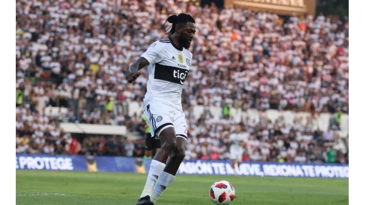 Adebayor debutó con Olimpia, no marcó pero nos dejó los mejores memes del día