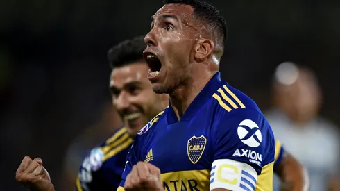 Carlos Tevez abrió la cuenta para Boca con un golazo.