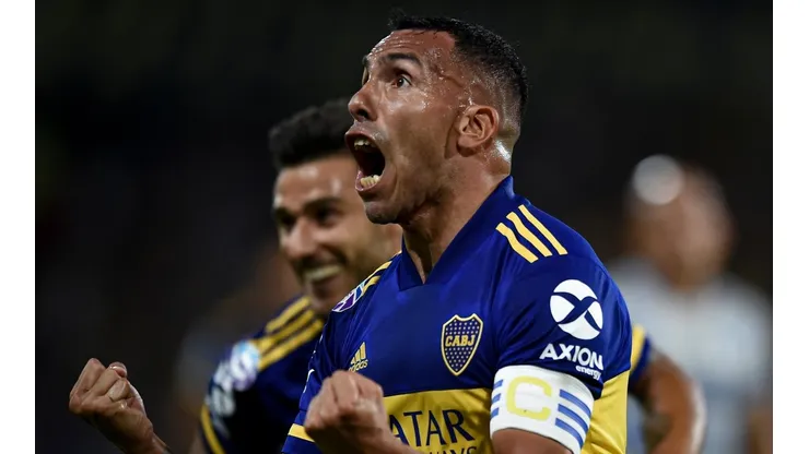 Carlos Tevez abrió la cuenta para Boca con un golazo.