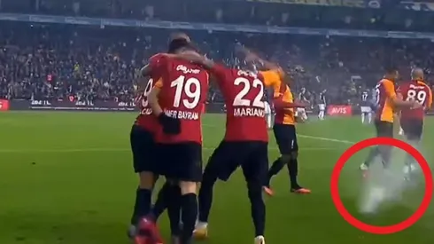 El momento exacto en que una botella de agua golpea a uno de los compañeros de Falcao.