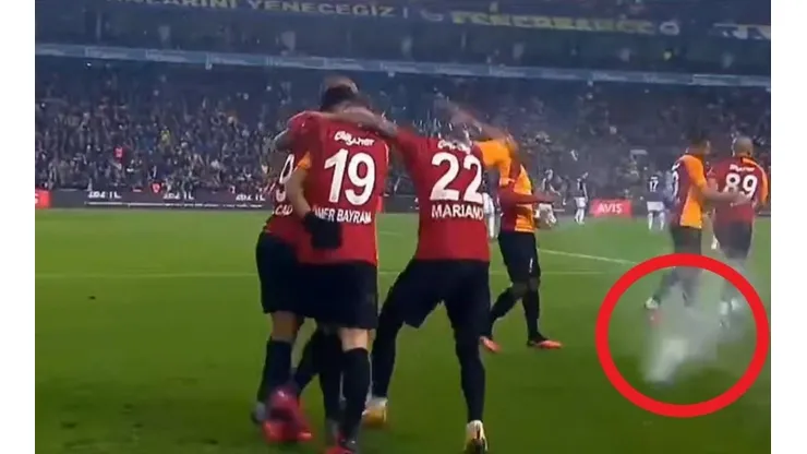 El momento exacto en que una botella de agua golpea a uno de los compañeros de Falcao.