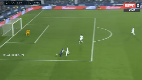 Desde ahí le pegó José Luis Morales.