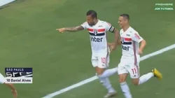Dani Alves festejando su primer tanto.