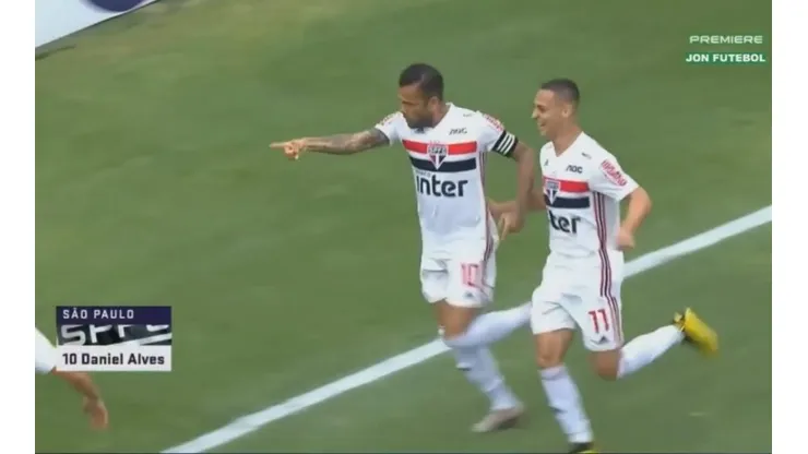 Dani Alves festejando su primer tanto.