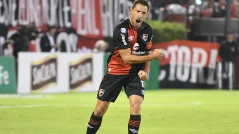 Maximiliano Rodríguez celebra su tanto.