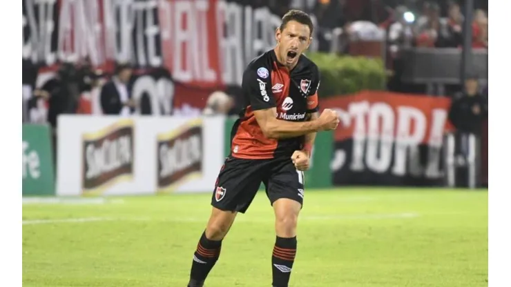 Maximiliano Rodríguez celebra su tanto.