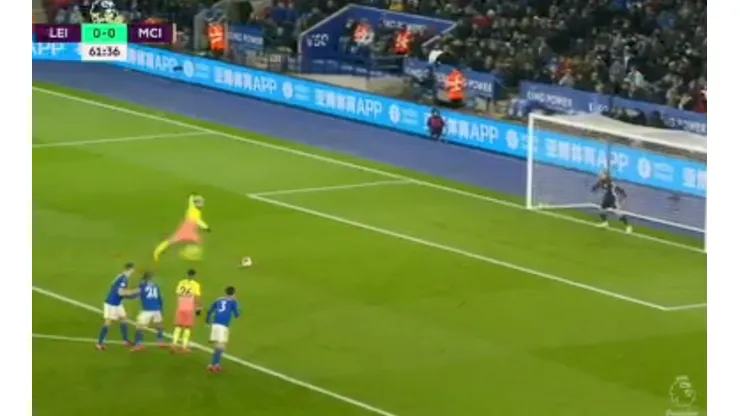 ¡Le atajaron un penal a Agüero! Schmeichel estuvo perfecto