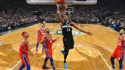 Giannis Antetokounmpo brilla con Milwaukee Bucks ante Philadelphia 76ers el pasado 6 de febrero. (Foto: Getty Images).